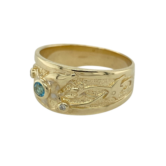 Bring flowing elegance and signature Welsh style to your jewellery collection with this pre-owned 9ct yellow gold diamond and blue topaz set Clogau swirl wide band ring.
Design: The ring features a graceful swirl design across the front of the band, set with a round blue topaz measuring approximately 3mm in diameter, complemented by subtle diamond accents. The front of the band measures approximately 10mm wide, creating a bold yet elegant statement.