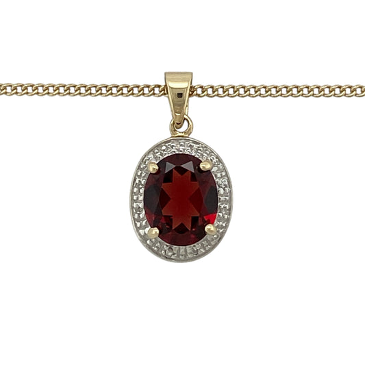 Bring rich colour and timeless sparkle to your jewellery collection with this pre-owned 9ct yellow gold diamond and garnet set oval halo pendant necklace.
Design: The pendant features an oval garnet at the centre, measuring approximately 10mm by 8mm, surrounded by a halo of sparkling diamonds to create a classic and elegant focal point. The total pendant length is approximately 2.2cm including the bail.