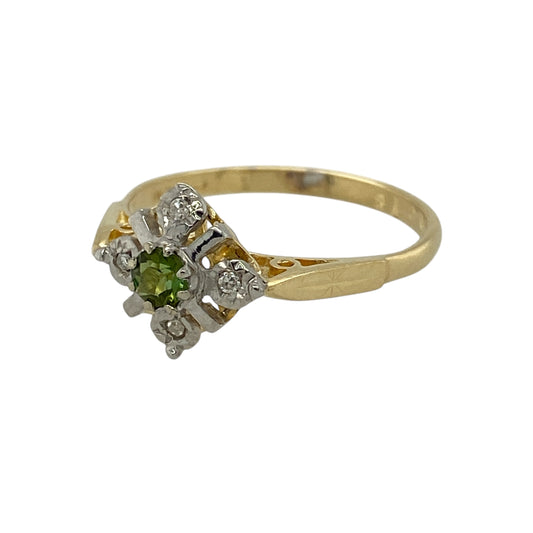 Bring fresh colour and timeless floral elegance to your jewellery collection with this pre-owned 18ct yellow gold diamond and peridot set flower style ring.
Design: The ring features a charming flower-inspired design with a round peridot at the centre measuring approximately 3mm in diameter, creating a delicate focal point. The front of the ring measures approximately 10mm, giving it a refined yet noticeable presence.