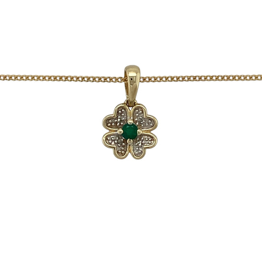 Bring delicate colour and timeless elegance to your jewellery collection with this pre-owned 9ct yellow gold diamond and emerald set flower pendant necklace.
Design: The pendant features a charming flower motif, set with a vivid emerald at the centre measuring approximately 3mm in diameter, accented with sparkling diamonds for refined brilliance. The pendant measures approximately 1.5cm in length including the bail.