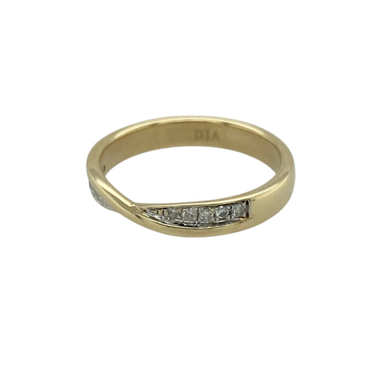 Bring elegant sparkle and timeless style to your jewellery collection with this pre-owned 9ct yellow gold diamond set crossover band ring.
Design: The ring features a refined crossover band design, creating a flowing and elegant look with subtle diamond accents for added brilliance.
Material: Made from 9-carat yellow gold, the warm polished finish beautifully complements the sparkle of the diamonds.