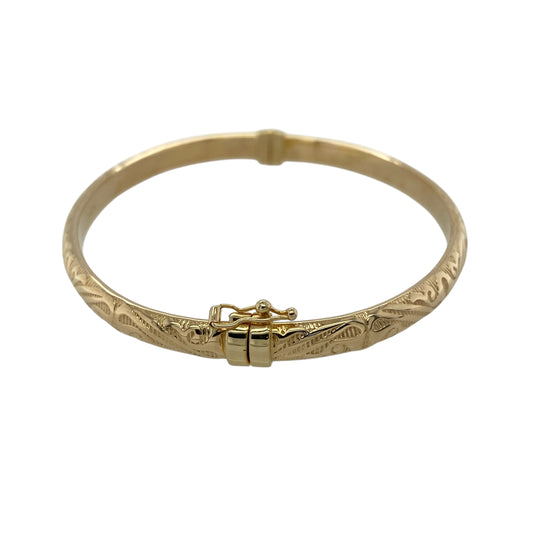 Bring classic elegance and refined detail to your jewellery collection with this pre-owned 9ct yellow gold patterned hinged bangle, offering a timeless design with comfortable wearβperfect for both everyday use and special occasions.
Design: The bangle features a hinged style with a patterned finish, adding texture and visual interest to the classic gold band. The band measures approximately 6mm in width, creating a balanced and elegant profile.