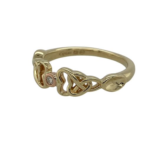Bring romantic symbolism and Welsh heritage charm to your jewellery collection with this pre-owned 9ct yellow and rose gold diamond set Clogau Lovespoon ring, offering meaningful design with subtle sparkle—perfect for everyday wear or as a thoughtful gift.
Design: The ring features the iconic Lovespoon motif, traditionally symbolising love and commitment, enhanced with a delicate diamond accent for added elegance.