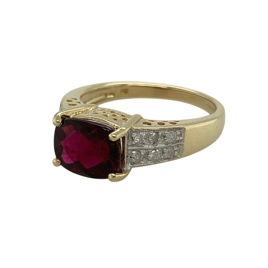 Bring rich colour and elegant contrast to your jewellery collection with this pre-owned 9ct yellow and white gold diamond and red stone set ring, featuring a striking centre stone with refined diamond accents—perfect for special occasions or standout everyday wear.
Design: The ring highlights an elongated cushion-cut red garnet–coloured stone with a length of approximately 9mm, creating a bold and eye-catching focal point. Diamond accents adorn the shoulders, adding sparkle and balance to the design.