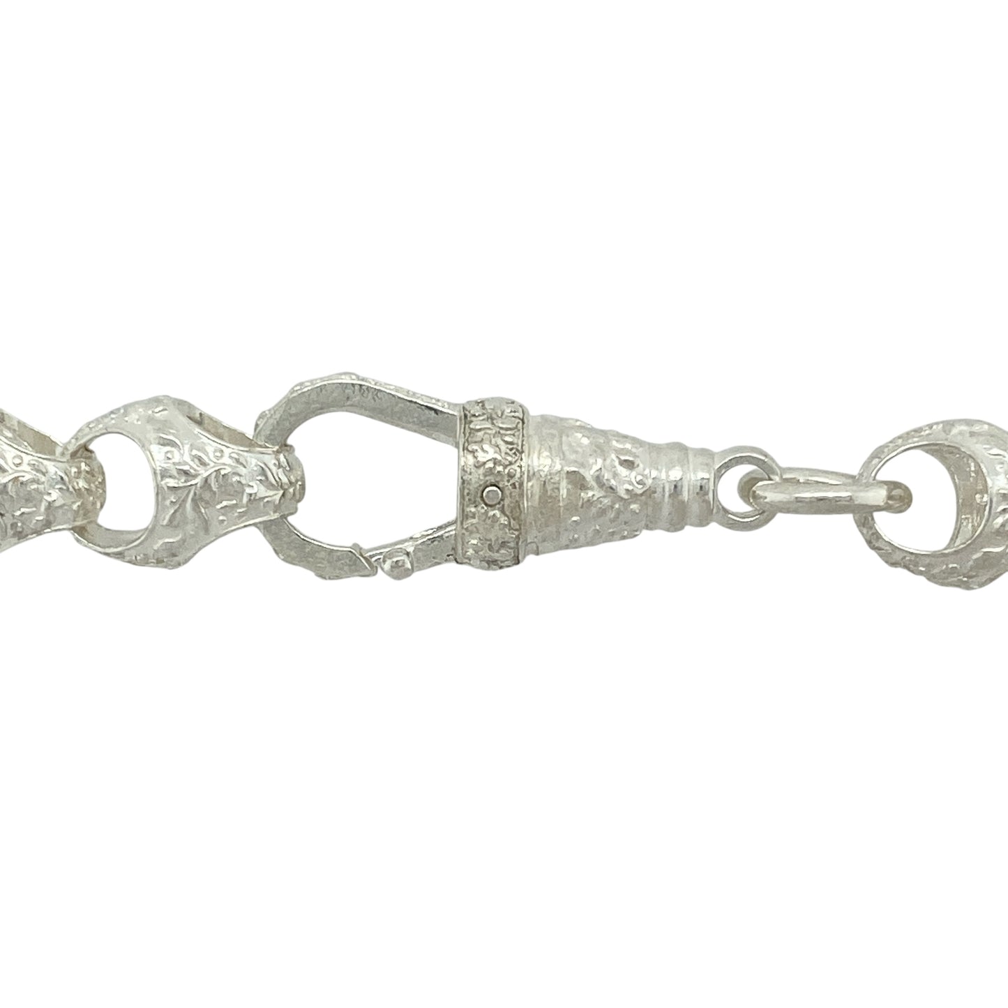 Bring distinctive texture and classic design to your jewellery collection with this new 925 silver 25" patterned acorn link chain—a bold and elegant piece inspired by natural form and traditional style.
Design: Featuring 11mm wide acorn-style links with detailed patterning, this chain showcases a unique shape with rich texture and flowing structure.
Material: Made from solid 925 sterling silver, the polished and engraved finishes enhance the depth and craftsmanship of each individual link.