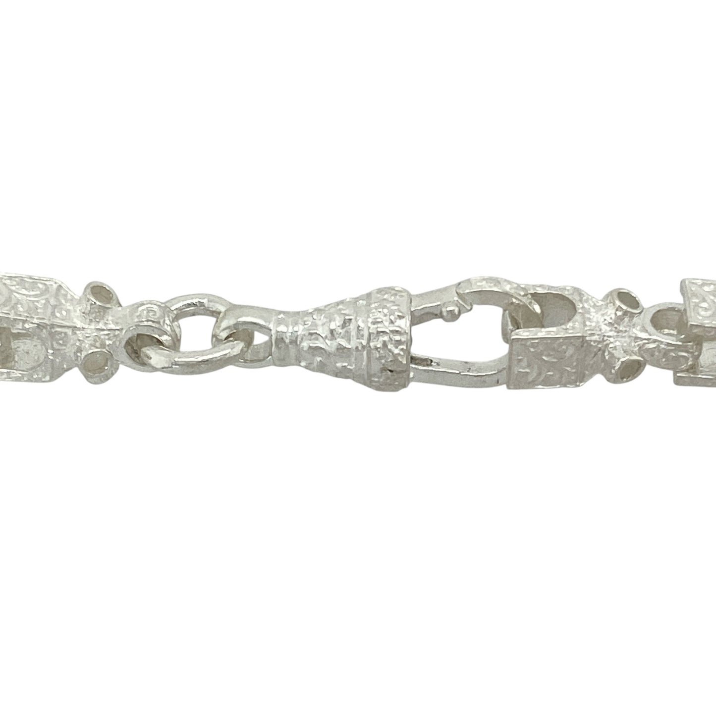 Bring structured style and modern detail to your jewellery collection with this new 925 silver 24" patterned Lego chain—a distinctive piece with geometric form and bold silver shine.
Design: Featuring 7mm wide rectangular links with engraved patterning, this chain offers a contemporary Lego-inspired look with clean lines and subtle texture.
Material: Made from solid 925 sterling silver, the polished and detailed finishes enhance the chain’s dimensional appearance and reflective quality.