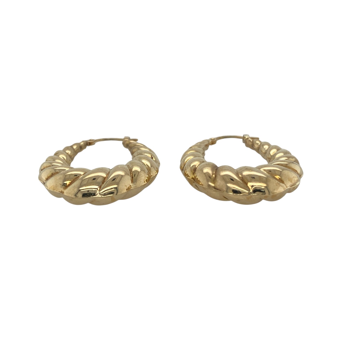 Bring elegant texture and timeless shine to your collection with these pre-owned 9ct yellow gold patterned oval creole earrings, offering a sophisticated blend of classic design and eye-catching detail—perfect for elevating any look.
Design: Each earring features an oval creole shape adorned with an intricate patterned finish, creating a refined and striking focal point that stands out beautifully.