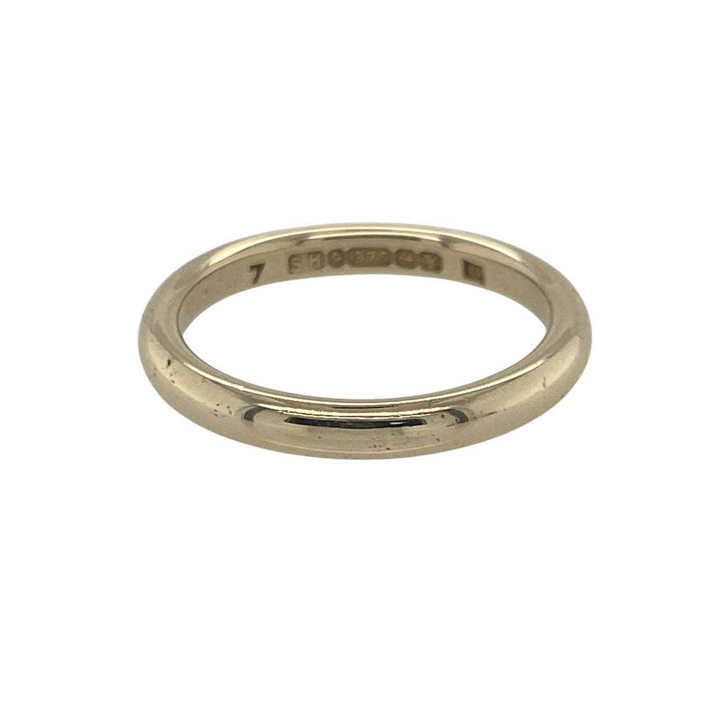 Bring subtle elegance and warm golden tones to your collection with this pre-owned 9ct yellow gold 2.5mm court wedding band ring—an understated symbol of love and commitment, perfect for everyday wear or marking a meaningful milestone.
Design: The ring features a classic court shape with softly rounded edges, offering a smooth and timeless profile suited to both traditional and modern tastes.