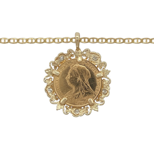 Bring historic charm and refined brilliance to your collection with this pre-owned 9ct yellow gold and diamond set floral surround pendant necklace—featuring a genuine 1900 Old Veil Head Victoria half sovereign coin for a touch of timeless prestige.
Design: The pendant measures 3.3cm in length including the bail and showcases a 22ct gold 1900 Old Veil Head Victoria half sovereign coin (London Mint), securely mounted within a 9ct yellow gold floral-inspired frame accented with sparkling diamonds.
