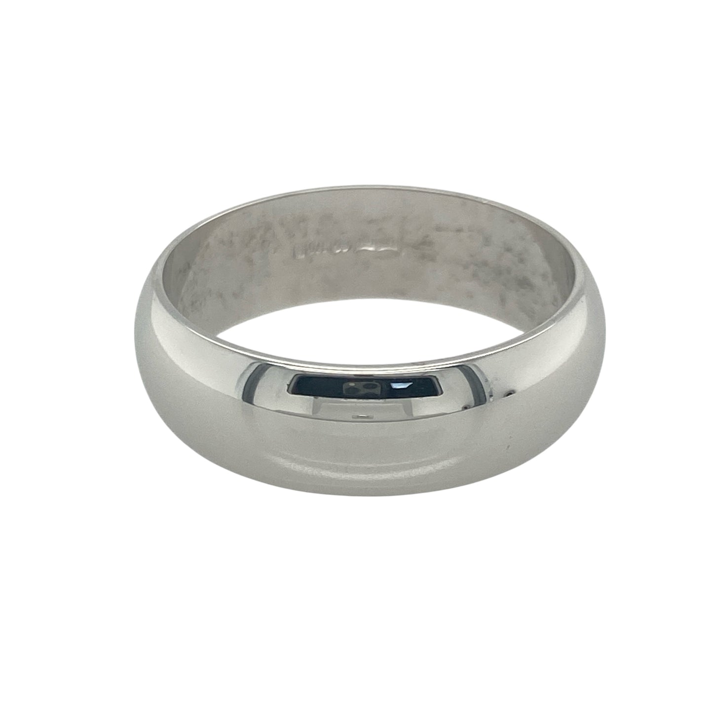 Bring modern elegance and timeless strength to your jewellery collection with this pre-owned 9ct white gold wedding band—designed for lasting style with a clean, contemporary finish.
Design: A bold 7mm wide band with a smooth, polished surface offers a sleek and sophisticated look.
Material: Made from 9-carat white gold, the cool tone and high-shine finish give the ring a refined and versatile appearance.