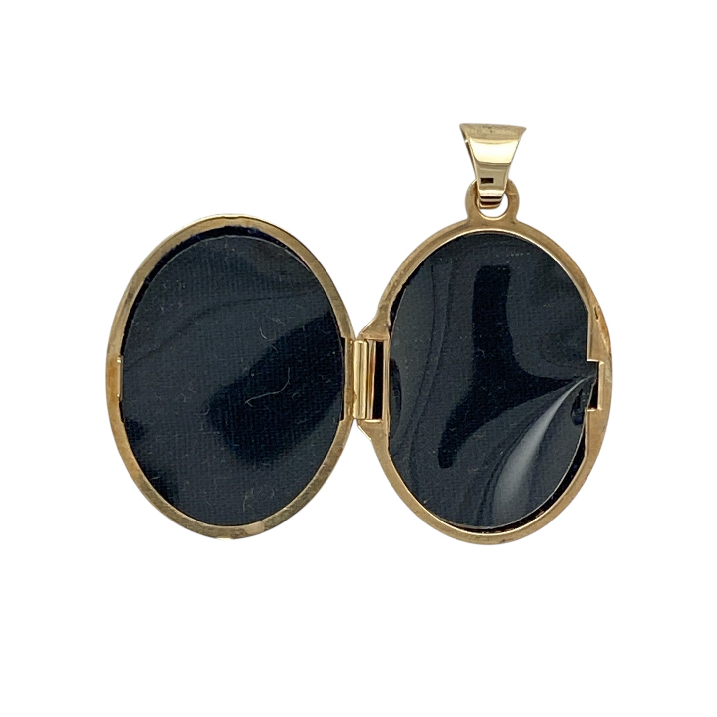 Bring sentimental charm and golden elegance to your collection with this pre-owned 9ct yellow gold oval locket—an enduring keepsake with timeless appeal.
Design: The locket features an oval shape with delicate patterned detailing at the corners, adding a refined decorative touch.
Material: Made from 9-carat yellow gold, the polished finish enhances its warm tone and classic style.
