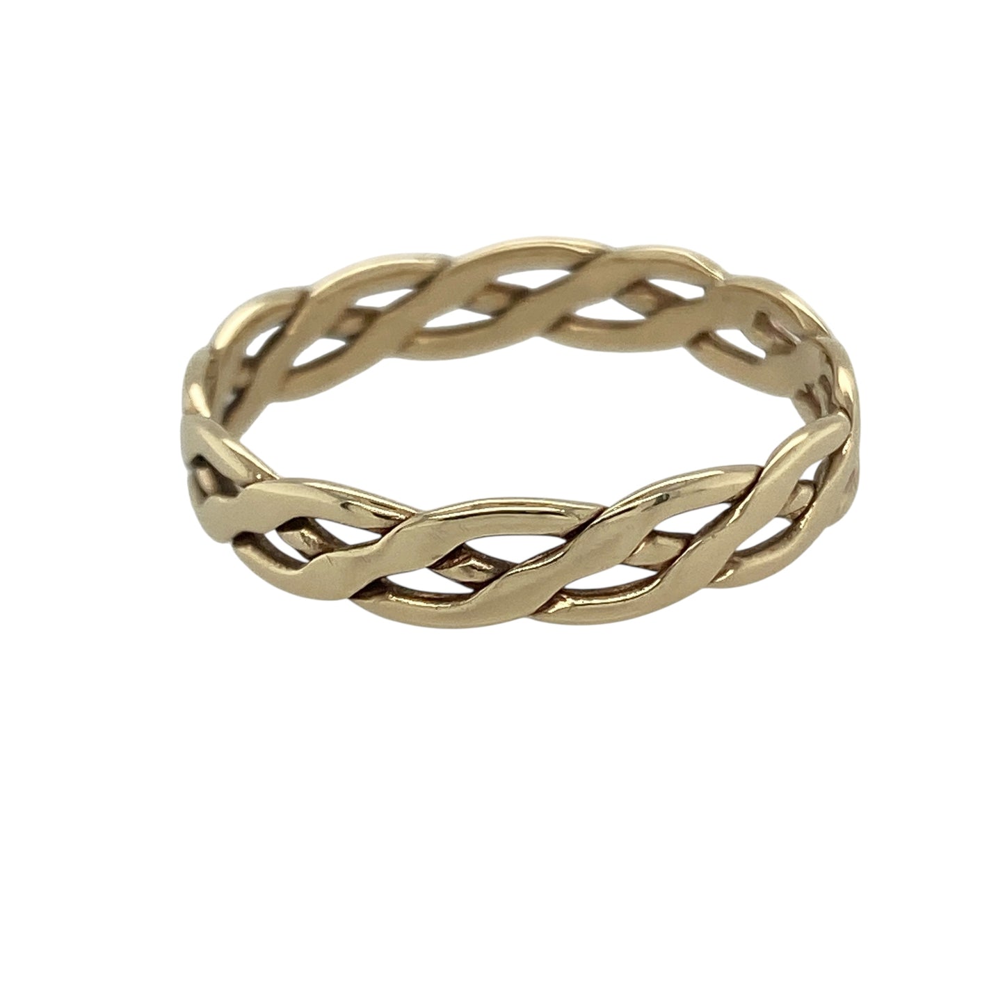 Bring timeless style and symbolic elegance to your collection with this pre-owned 9ct yellow gold open Celtic weave band ring, combining traditional design with refined craftsmanship—perfect for everyday wear or meaningful occasions.
Design: The ring features an open Celtic weave pattern encircling the band, measuring 4.5mm wide, representing unity, eternity, and interconnectedness through its intricate interlacing design.
