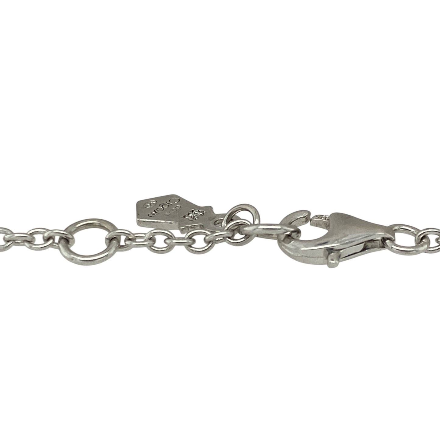 Bring heartfelt symbolism and elegant design to your collection with this pre-owned 925 silver and 9ct rose gold Clogau adjustable Tree of Life heart bracelet—perfect for adding timeless beauty and meaning to any look.
Design: The bracelet features a delicate open heart charm adorned with Clogau’s signature Tree of Life motif, symbolising growth, love, and connection. The 9ct rose gold detailing adds warmth and contrast, highlighting the intricate craftsmanship.