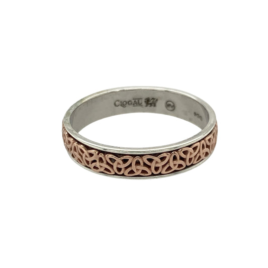 Add symbolic elegance and timeless style to your collection with this pre-owned 925 silver and 9ct rose gold Clogau Celtic Trinity Knot band ring — a beautiful piece that celebrates heritage and unity.
Design: The ring features an intricate Celtic Trinity Knot pattern encircling the 4mm wide band, representing eternal love, faith, and connection in traditional Celtic design.