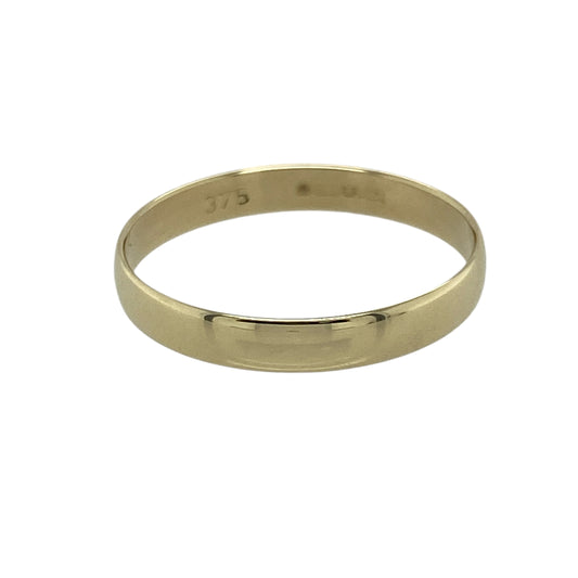 Bring timeless simplicity and classic elegance to your collection with this pre-owned 9ct yellow gold 3mm wedding band ring—a refined piece perfect for everyday wear or marking life’s special moments.
Design: The ring features a traditional 3mm plain band design, offering a sleek and understated look that never goes out of style.
Material: Made from 9-carat yellow gold, the polished finish gives the ring a warm golden glow and lasting shine.