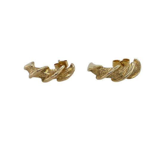 Bring classic style and golden shine to your collection with these pre-owned 9ct yellow gold twisted half hoop stud earrings—a timeless design that adds effortless elegance to any look.
Design: Each earring features a twisted half hoop shape, creating a refined and eye-catching texture that reflects the light beautifully.
Material: Made from 9-carat yellow gold, the polished finish enhances the intricate twist design and offers a rich, warm glow.