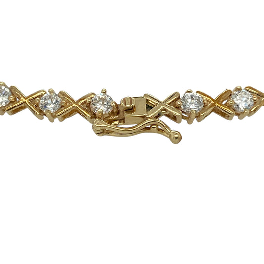 Bring sparkle, elegance, and warm golden shine to your jewellery collection with this pre-owned 9ct yellow gold and cubic zirconia 7" braceletβan eye-catching piece that blends timeless style with radiant brilliance.
Design: This beautifully arranged bracelet features alternating 3mm cubic zirconia stones and stylish βXβ kiss-shaped links, creating a flowing pattern that catches the light with every movement. The combination of sparkle and polished gold offers a refined yet contemporary look.