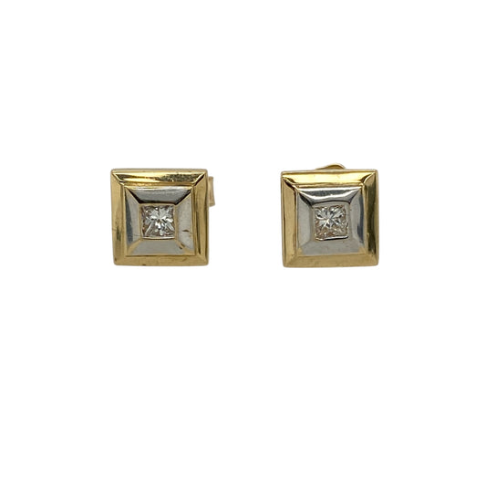 Bring refined sparkle and signature Welsh elegance to your jewellery collection with this pre-owned 18ct yellow and white gold diamond set Clogau square stud earrings, a timeless pair with classic appeal.
Design: These stud earrings feature a clean square design, combining yellow and white gold tones with diamond detailing for a sophisticated and balanced look.