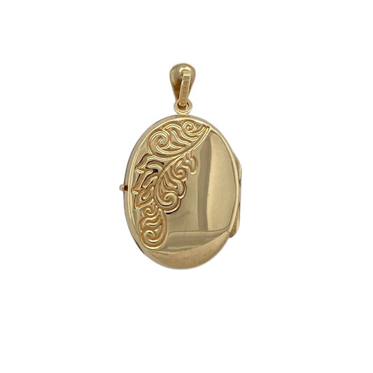 Bring classic sentiment and delicate detail to your jewellery collection with this pre-owned 9ct yellow gold patterned oval locket.
Design: The locket features a traditional oval shape with decorative patterned detailing on the front, offering a timeless and elegant look.
Material: Made from 9-carat yellow gold, the warm polished finish beautifully highlights the patterned surface.