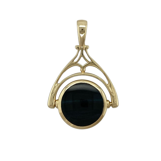 Bring vintage-inspired charm and natural beauty to your jewellery collection with this pre-owned 9ct yellow gold double sided agate set fob pendant.
Design: The pendant features a classic fob style with a double-sided design, showcasing black agate on one side and moss-coloured agate on the other. Each agate stone measures approximately 12mm in diameter, offering versatile styling options.