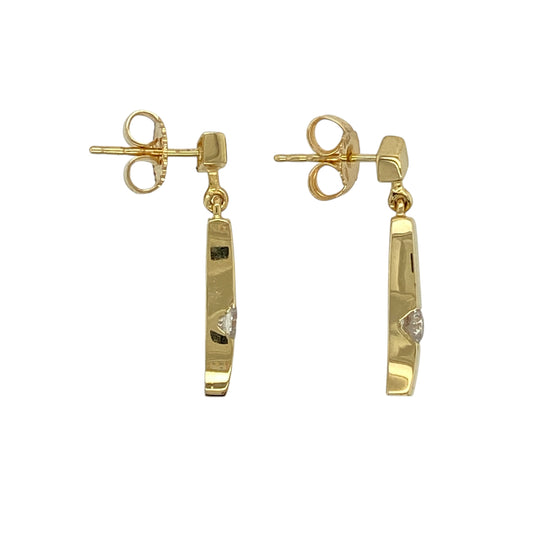 Bring modern elegance and refined sparkle to your jewellery collection with these pre-owned 18ct yellow gold diamond set drop bar stud earrings.
Design: The earrings feature a sleek drop bar stud design, each set with a single brilliant-cut diamond that adds a subtle yet eye-catching touch of sparkle.
Material: Made from rich 18-carat yellow gold, the warm polished finish beautifully complements the brilliance of the diamonds.