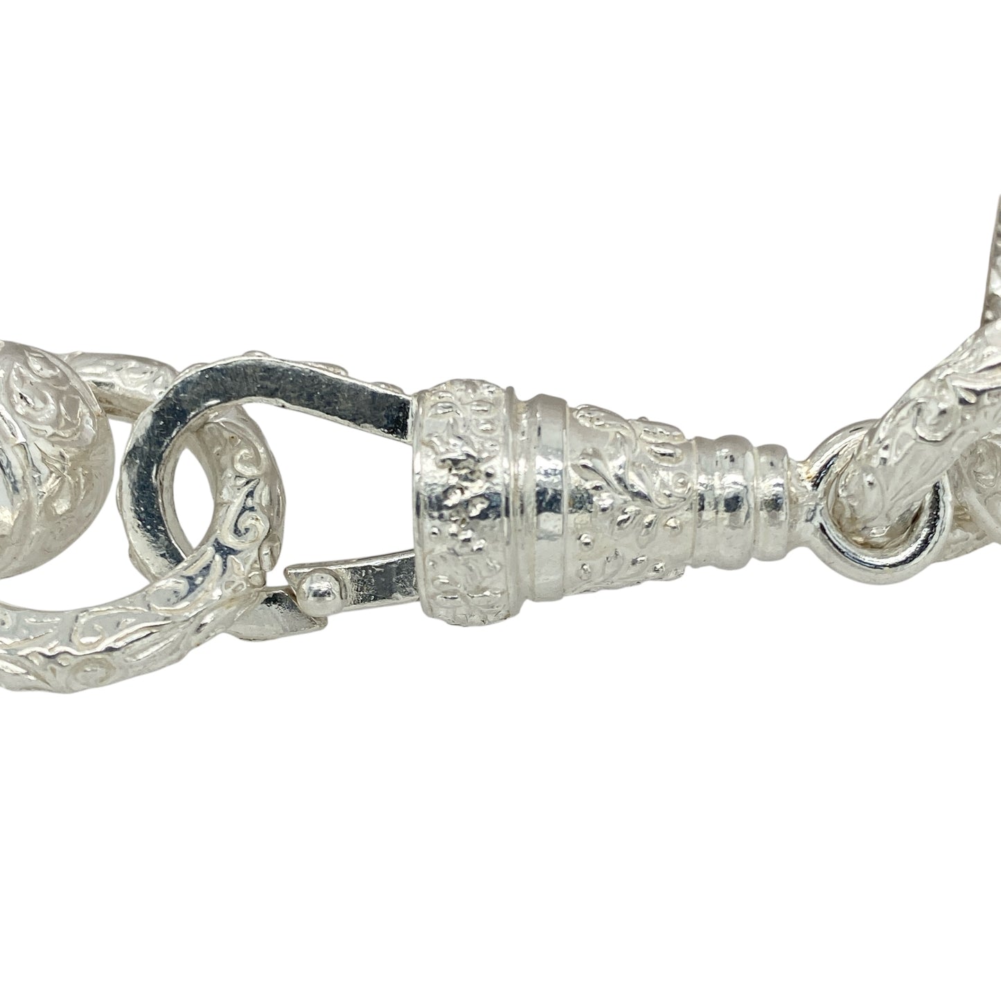 Bring commanding presence and bold craftsmanship to your jewellery collection with this new 925 silver 9" patterned rollerball bracelet—a statement piece defined by weight, texture, and timeless strength.
Design: Featuring 17mm wide rollerball-style links with intricate patterning, this bracelet delivers a bold, structured look with rich detailing across every surface.