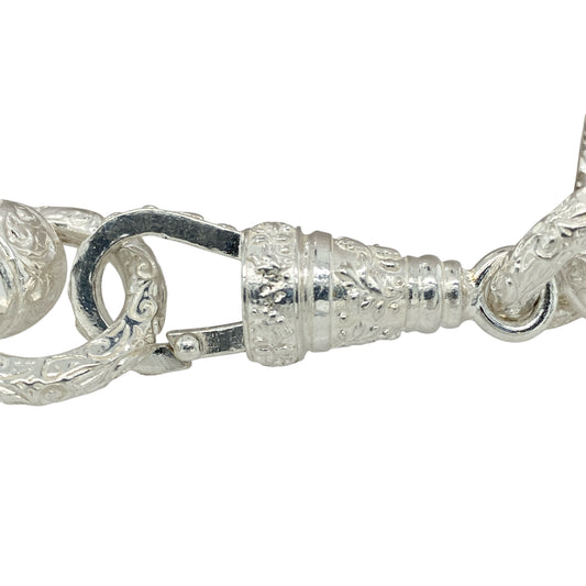Bring commanding presence and bold craftsmanship to your jewellery collection with this new 925 silver 9" patterned rollerball bracelet—a statement piece defined by weight, texture, and timeless strength.
Design: Featuring 17mm wide rollerball-style links with intricate patterning, this bracelet delivers a bold, structured look with rich detailing across every surface.