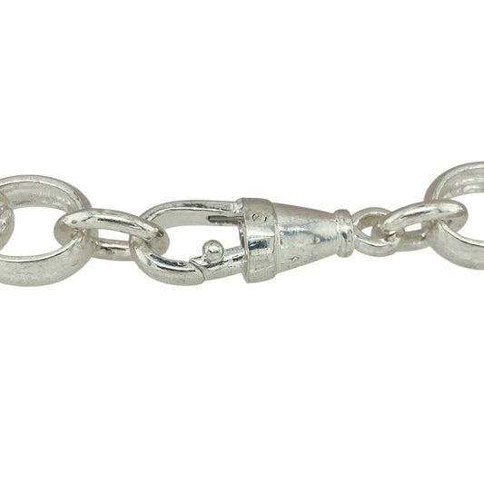 Add bold style to your collection with this new 925 silver patterned oval belcher bracelet, a classic design with eye-catching detail—perfect for everyday wear or statement layering.
Design: The bracelet features large oval belcher links with a patterned finish, each measuring 10mm in width for a strong and stylish look.
Material: Made from 925 sterling silver, the polished surface enhances durability while adding lasting shine.
