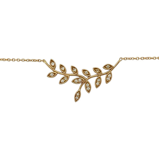 Add natural elegance to your collection with this pre-owned 18ct yellow gold diamond leaf necklace, an adjustable design offering timeless sparkle.
Design: The necklace features a 2.8cm wide leaf motif, delicately accented with diamonds for refined brilliance. It is paired with a 16"–18" adjustable chain for versatile wear.
Material: Made in 18-carat yellow gold, the polished finish enhances the warm tone of the gold and the radiance of the diamonds.
