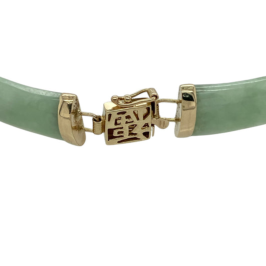 Bring cultural elegance and natural beauty to your jewellery collection with this pre-owned 9ct yellow gold and jade set oriental style bracelet, a striking piece with timeless character and refined detail.
Design: The bracelet features an oriental-inspired design with elongated jade stones linked together to create a flowing and elegant look. Each jade stone measures approximately 23mm by 9mm, giving the bracelet a distinctive and eye-catching profile.