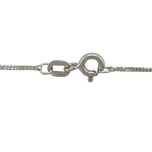 Bring clean simplicity and everyday versatility to your jewellery collection with this pre-owned 9ct white gold adjustable curb pendant chain, a refined piece ideal for showcasing a favourite pendant.
Design: The chain features a classic curb link style with a fine 1mm width, offering a sleek and understated look suitable for daily wear.
Material: Made from polished 9-carat white gold, the cool-toned finish provides a modern and elegant appearance.