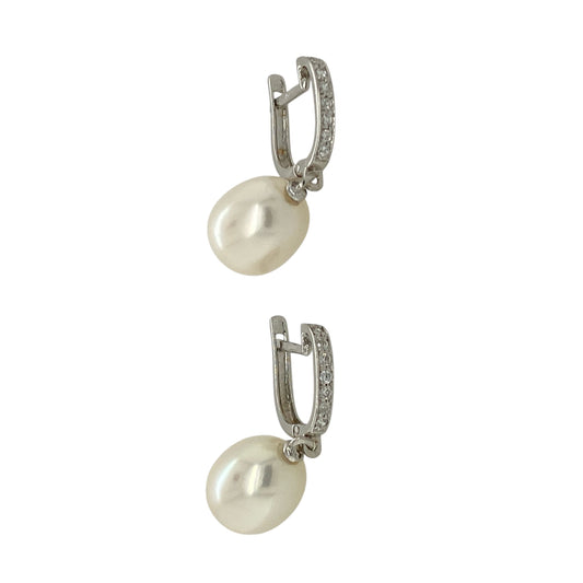 Bring soft elegance and refined sparkle to your jewellery collection with these pre-owned 9ct white gold pearl & cubic zirconia set drop earrings, a graceful design with timeless appeal.
Design: Each earring features a lustrous pearl measuring approximately 10mm by 9mm, suspended in a drop style and accented with cubic zirconia for added sparkle and elegance.