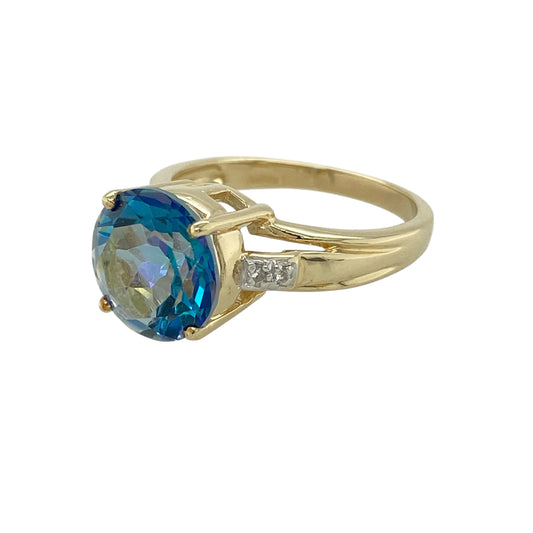 Bring distinctive colour and elegant sparkle to your jewellery collection with this pre-owned 9ct yellow gold Neptune and white topaz set ring.
Design: The ring features a striking Neptune stone measuring approximately 10mm, forming a bold centrepiece, with sparkling white topaz stones set along the shoulders for added brilliance.
Material: Made from 9-carat yellow gold, the warm polished finish beautifully complements the rich tones of the Neptune stone and the crisp sparkle of the white topaz.