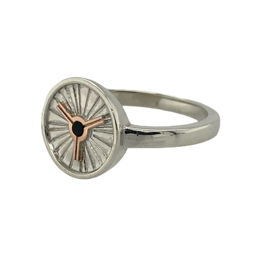 Bring bold design and meaningful craftsmanship to your collection with this pre-owned 925 silver and 9ct rose gold black stone set Clogau Wyddfa Summit signet ring—perfect for adding strength and style with a touch of Welsh heritage.
Design: The ring features a striking 11mm-high signet face set with a polished black stone, creating a powerful and refined focal point. The piece draws inspiration from Mount Snowdon (Yr Wyddfa), symbolising resilience and pride