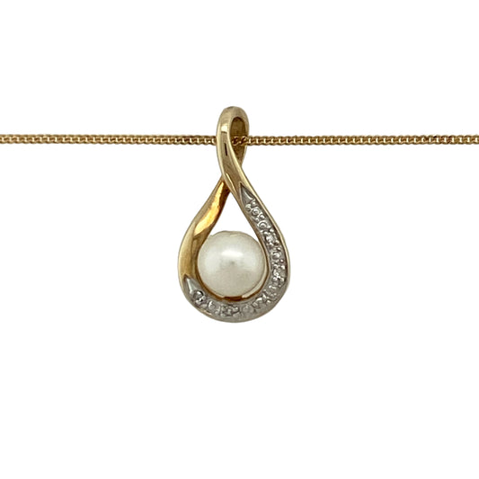 Add a touch of elegance and timeless charm to your jewellery collection with this pre-owned 9ct yellow gold diamond and pearl set teardrop twist pendant on a 20" fine curb chain necklace, combining graceful design with soft lustre—perfect for everyday wear or special occasions.
Design: The necklace features a teardrop-shaped twist pendant, creating a flowing and elegant silhouette, finished with a lustrous pearl and accented with a diamond for added sparkle.