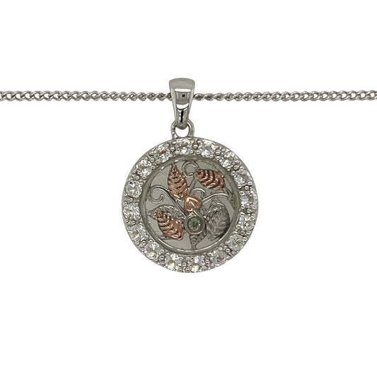 Celebrate nature-inspired beauty and Welsh elegance with this pre-owned 925 silver and 9ct rose gold Clogau white topaz leaf style pendant necklace. Featuring an intricate circular leaf design accented with sparkling white topaz, this eye-catching necklace combines timeless symbolism with the distinctive styling of Clogau jewellery.
Design: The pendant showcases a beautifully detailed round leaf-inspired motif, symbolising growth, renewal, and natural beauty.