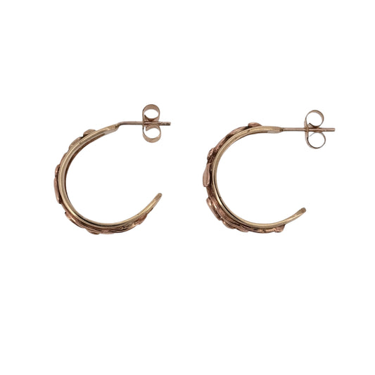 Add a traditional Welsh piece to your jewellery collection with these pre-owned 9ct yellow and rose gold Clogau Tree of Life half hoop earrings, featuring the iconic Tree of Life design.
Design: The earrings feature a classic half hoop shape decorated with the Clogau Tree of Life pattern, combining yellow and rose gold to create an elegant design inspired by nature and Welsh heritage.
Material: Made from 9ct yellow and rose gold, offering a beautiful contrast between the two gold tones.