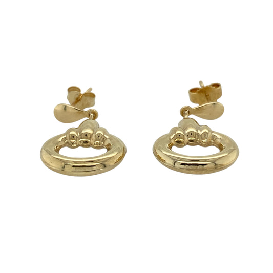 Bring graceful movement and classic style to your jewellery collection with these pre-owned 9ct yellow gold fancy circle drop earrings, offering an elegant design with timeless appeal—perfect for everyday wear or special occasions.
Design: The earrings feature a decorative circular drop design, creating a flowing and eye-catching silhouette with subtle movement.
Material: Made from 9-carat yellow gold, the polished finish enhances the warm golden tone and refined detailing.