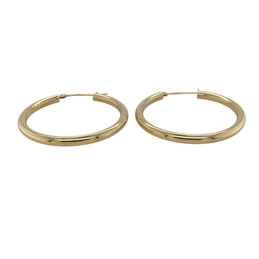 Bring timeless simplicity and everyday elegance to your jewellery collection with these pre-owned 9ct yellow gold plain hoop creole earrings, offering a classic design that never goes out of style—perfect for daily wear.
Design: The earrings feature a clean, plain hoop creole style with smooth lines, creating a simple and versatile silhouette.
Material: Made from 9-carat yellow gold, the polished finish enhances the warm golden tone and subtle shine.