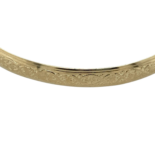 Bring meaningful heritage style and delicate charm to your jewellery collection with this pre-owned 9ct yellow gold Celtic patterned expanding baby bangle, offering a timeless design with thoughtful detailingβperfect as a treasured keepsake or gift.
Design: The bangle features a classic Celtic patterned finish, adding traditional character and decorative appeal. The band measures approximately 4mm in width, giving it a neat and refined profile.