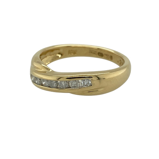 Bring elegant movement and refined sparkle to your jewellery collection with this pre-owned 18ct yellow gold diamond set crossover band ring, offering a timeless design with graceful detailing—perfect for everyday wear or special occasions.
Design: The ring features a classic crossover band style accented with diamonds across the front, which measures approximately 4mm in width, creating a balanced and elegant profile.