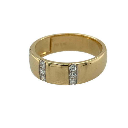 Bring refined sparkle and classic style to your jewellery collection with this pre-owned 18ct yellow gold diamond set three stripes band ring, offering a timeless design with subtle brilliance—perfect for everyday wear or elegant occasion styling.
Design: The ring features a distinctive three stripes band design, with the front measuring approximately 6mm in width, creating a balanced and stylish profile.