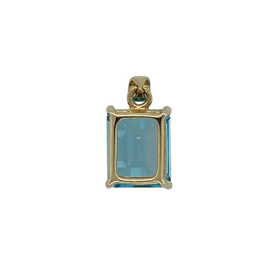 Bring fresh colour and clean-lined elegance to your jewellery collection with this pre-owned 9ct yellow gold blue topaz rectangle pendant, offering a refined design with striking simplicity—perfect for everyday wear or special occasions.
Design: The pendant features a rectangular blue topaz stone measuring approximately 10mm by 8mm, creating a bold yet elegant focal point with vibrant colour.