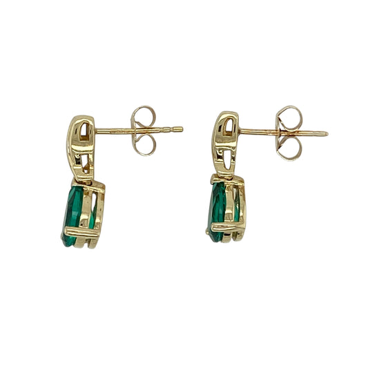 Add elegant colour and graceful movement to your jewellery collection with this pre-owned 9ct yellow gold diamond and emerald coloured stone set drop stud earrings, offering a refined design with eye-catching sparkle—perfect for special occasions or polished everyday wear.
Design: The earrings feature classic stud tops accented with diamond detailing, leading to teardrop-shaped emerald coloured stones measuring approximately 8mm by 6mm, creating a beautiful drop silhouette.