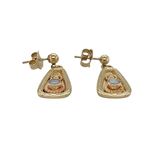 Add soft iridescence and elegant movement to your jewellery collection with this pre-owned 9ct yellow and rose gold and opalique set drop earrings, combining classic Clogau styling with gentle colourβperfect for everyday wear or special occasions.
Design: The earrings feature a refined drop design set with round opalique stones, each measuring approximately 4mm in diameter, offering a subtle glow and graceful movement.