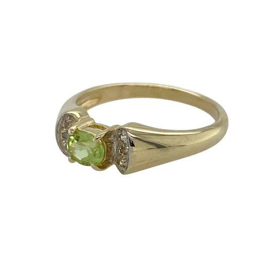 Add fresh colour and elegant sparkle to your jewellery collection with this pre-owned 9ct yellow gold diamond and peridot set ring, offering a refined design with a vibrant centre stone—perfect for everyday wear or special occasions.
Design: The ring features a central oval peridot stone measuring approximately 5mm by 4mm, accented with diamond detailing to enhance its bright green hue and visual appeal.