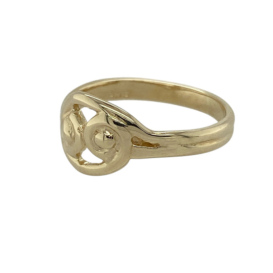 Add meaningful symbolism and timeless Welsh-inspired design to your jewellery collection with this pre-owned 9ct yellow gold Snowdonia love knot ring, offering classic style with elegant presenceβperfect for everyday wear or sentimental gifting.
Design: The ring features a traditional love knot motif across the front, measuring approximately 9mm in height, symbolising love, unity, and eternity in a bold yet elegant form.