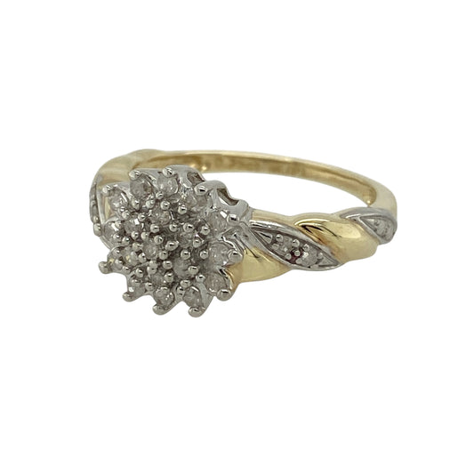 Add elegant sparkle and flowing detail to your jewellery collection with this pre-owned 9ct yellow and white gold and diamond set cluster ring, featuring twist-style shoulders and a timeless two-tone finish—perfect for special occasions or everyday elegance.
Design: The ring showcases a classic diamond cluster forming a striking front measuring approximately 10mm in height, framed by graceful twist-style shoulders that add movement and visual interest.