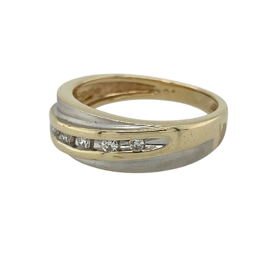 Add modern texture and refined sparkle to your jewellery collection with this pre-owned 9ct yellow and white gold and diamond set brushed effect band ring, offering a contemporary design with timeless appeal—perfect for everyday wear or statement styling.
Design: The ring features a wide band with a brushed-effect finish across the front, measuring approximately 6mm in width, with diamonds set across the band to create a striking linear accent.