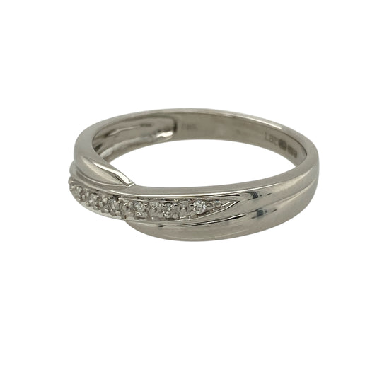 Add flowing elegance and refined sparkle to your jewellery collection with this pre-owned 9ct white gold and diamond set crossover band ring, offering a timeless design with modern appeal—perfect for everyday wear or special occasions.
Design: The ring features a graceful crossover band style with a front width of approximately 4mm, accented with diamond detailing that follows the flowing lines of the design.